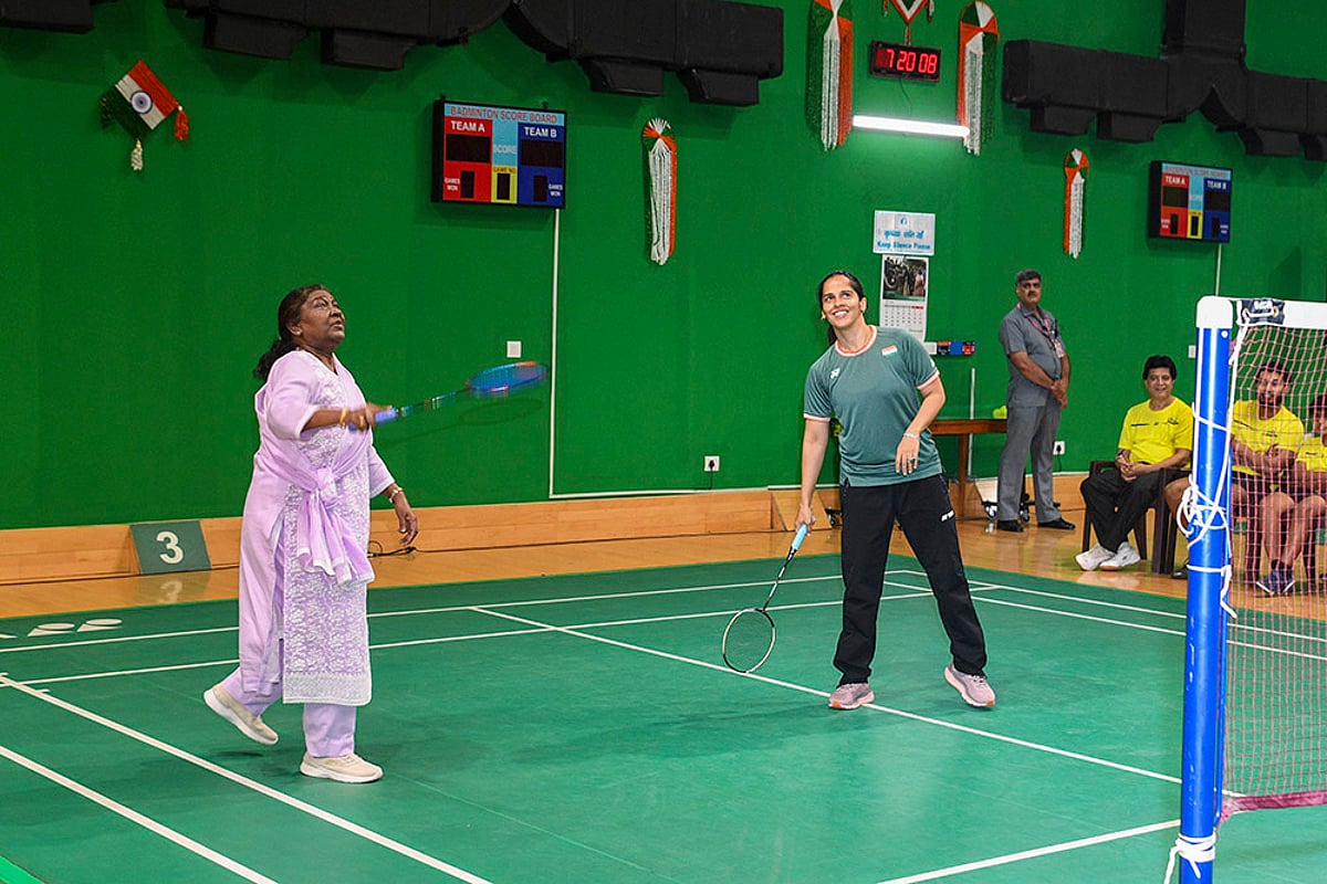 Droupadi Murmu plays badminton with Saina Nehwal
